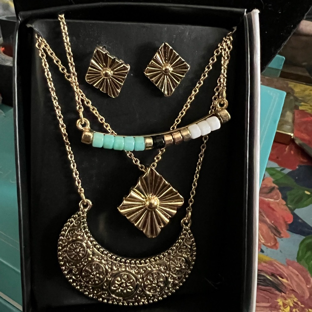 Necklace goldtone 3 tier/ textured arc layered necklace & earring set